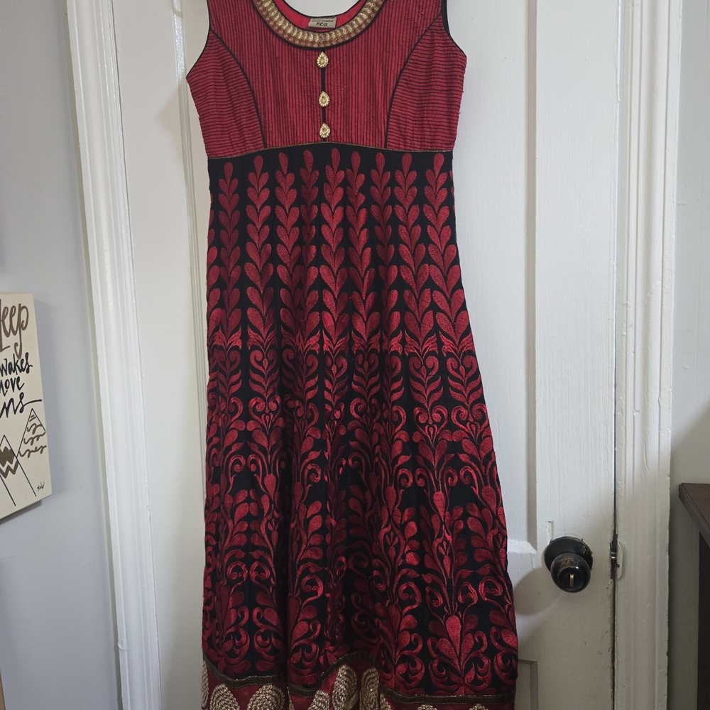 Elegant Red and Black Sleeveless Dress